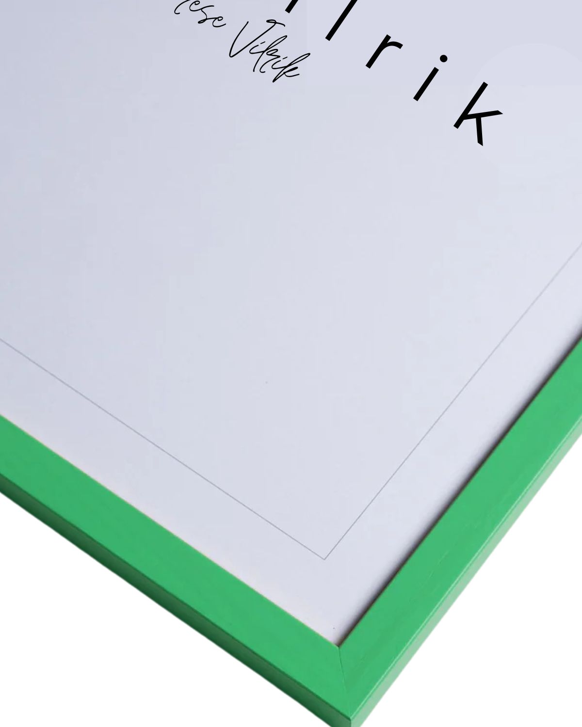 Fremhæv din plakat med vores stilfulde og holdbare billederammer. Skab et elegant og professionelt udseende til dine værker.